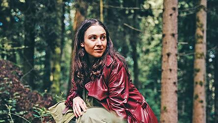 Barbara Marie Hofmann lebt und schafft Kunst am Bodensee. Auch dort sucht sie die Farben ihrer Heimat.