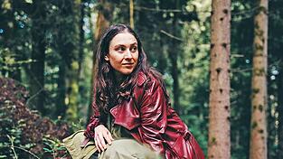 Barbara Marie Hofmann lebt und schafft Kunst am Bodensee. Auch dort sucht sie die Farben ihrer Heimat. Barbara Marie Hofmann lebt und schafft Kunst am Bodensee. Auch dort sucht sie die Farben ihrer Heimat.