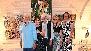 Collagen, Skulpturen, Keramik und Schmuck waren in der Gew&ouml;lbegalerie zu sehen. Auf dem Bild (v.l.) M&ouml;k und Edith Einamann, Arnold Berger, Katalin Kossak und Katja Lang, Tochter der verstorbenen K&uuml;nstlerin Thuija Unho-Berger.
