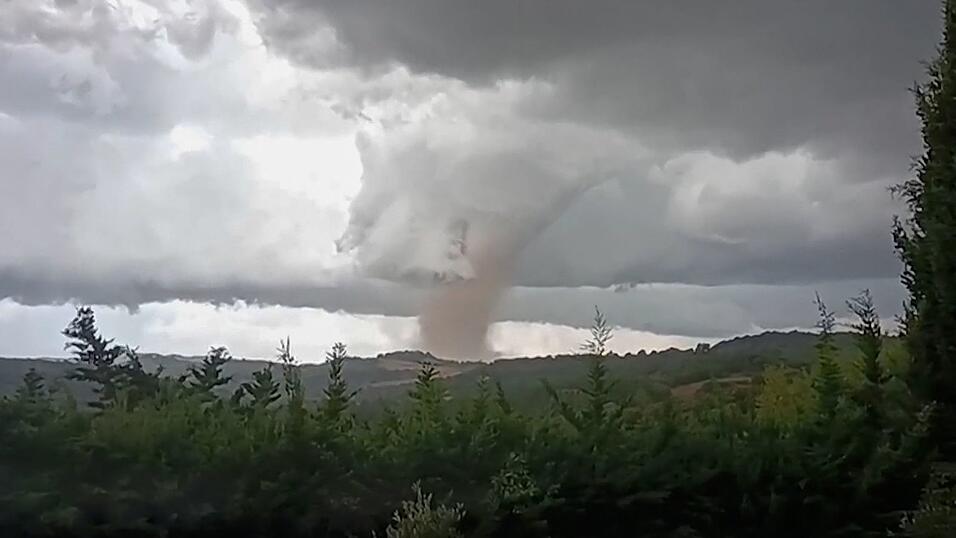 Der Tornado verwüstete Teile des Ortes. Der Tornado verwüstete Teile des Ortes.