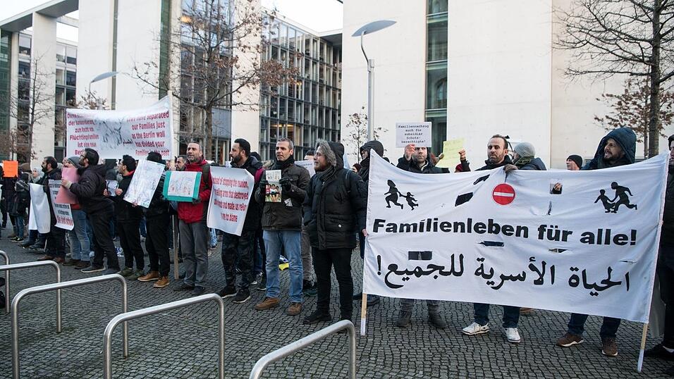 Für die Gruppe der subsidiär Schutzberechtigten ist der Familiennachzug derzeit ausgesetzt. (Archivfoto) Für die Gruppe der subsidiär Schutzberechtigten ist der Familiennachzug derzeit ausgesetzt. (Archivfoto)