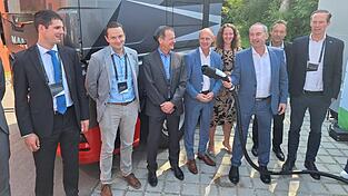 Alle waren gespannt, ob das Laden des Lkw klappt. Professor Dr. Otto Kreutzer (l.) hat mit seinen Studenten lange an der Verwirklichung des Projekts gearbeitet. Nur die Hitze war es, die etwas Schwierigkeiten bereitete. Doch es hat geklappt, und am Ende gab es strahlende Gesichter, auch beim Wirtschaftsminister. Zur Demonstration hat Fenecon ein gro&szlig;es Stromspeichersystem zur Verf&uuml;gung gestellt.