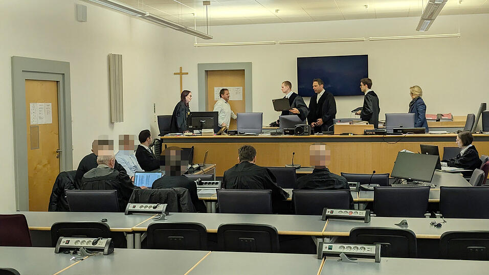 Nichts verwertbares kam von den Zeugen am Montag. Nichts verwertbares kam von den Zeugen am Montag.