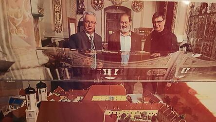 Der damalige B&uuml;rgermeister Franz Schedlbauer und Pfarrer Pater Kilian mit dem Modellbauer vor der Miniversion der Kirche mit ehemaligen Klosteranlagen in Oberalteich.