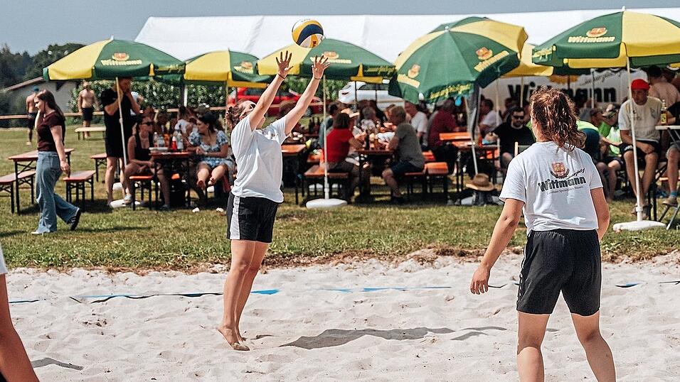 Sport, Spaß und Geselligkeit standen beim Beachvolleyballturnier der Landjugend im Mittelpunkt. Sport, Spaß und Geselligkeit standen beim Beachvolleyballturnier der Landjugend im Mittelpunkt.