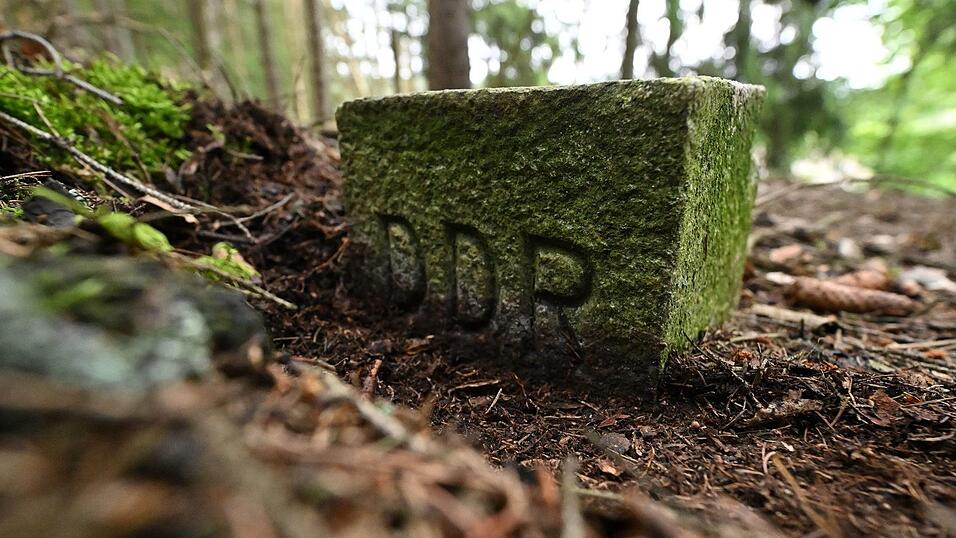 Ein Markstein erinnert an die frühere Grenze. (Archivbild)