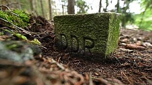 Ein Markstein erinnert an die frühere Grenze. (Archivbild)