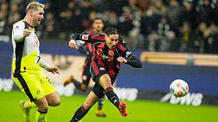 Frankfurts Younes Ebnoutalib trifft gegen den BVB zum zwischenzeitlichen 2:2.