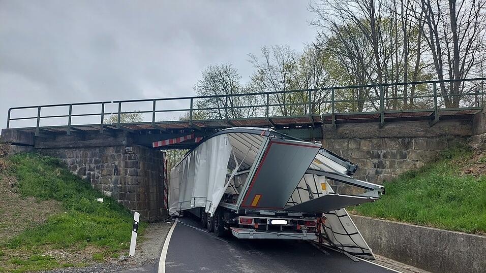 Die Durchfahrtsh&ouml;he der Unterf&uuml;hrung ist mit 3,40 Meter angegeben. Der Lkw war augenscheinlich h&ouml;her.