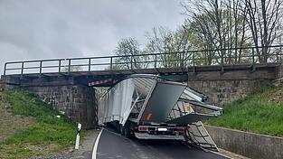 Die Durchfahrtsh&ouml;he der Unterf&uuml;hrung ist mit 3,40 Meter angegeben. Der Lkw war augenscheinlich h&ouml;her.