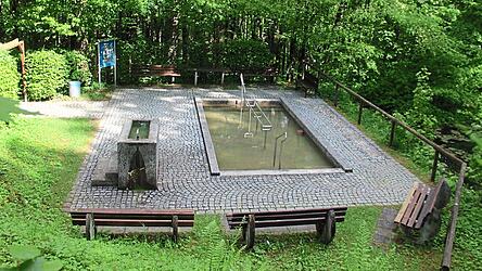 Ab sofort ist das Kneippbecken am Heilbr&uuml;nnl bei Roding wieder zu benutzen.