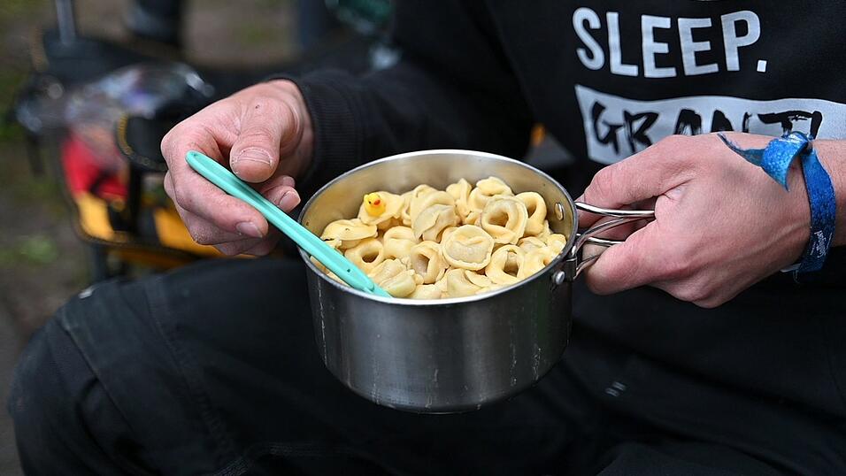 F&uuml;r typisches Festival-Essen wie Dosensuppen, Fertiggerichte und Cornflakes m&uuml;ssen die Festivalg&auml;nger tiefer in die Tasche greifen. (Archivbild)