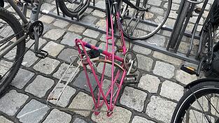Manche „Schrotträder“ wurden bereits demontiert. Ihnen fehlen zum Beispiel Reifen, Ketten oder Sattel. Manche „Schrotträder“ wurden bereits demontiert. Ihnen fehlen zum Beispiel Reifen, Ketten oder Sattel.