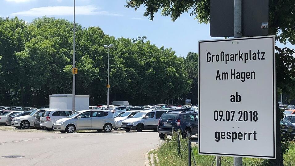 In der G&auml;ubodenvolksfestzeit ist der Gro&szlig;parkplatz Am Hagen f&uuml;r Autofahrer gesperrt.