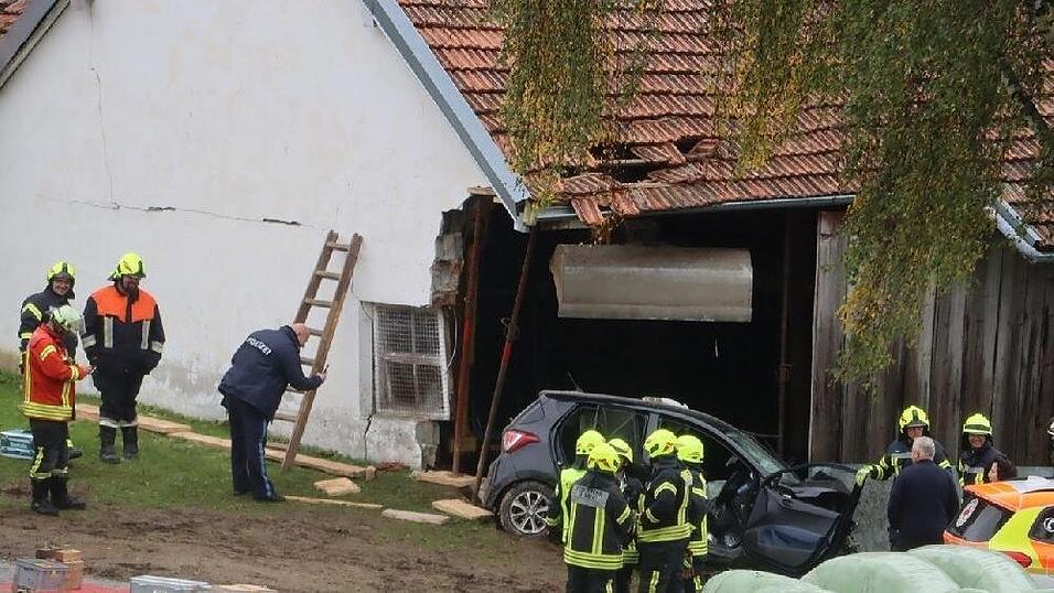 Am Mittwoch kam im Schauflinger Ortsteil Nemering ein Auto von der Straße ab und landete in einem Stall. Am Mittwoch kam im Schauflinger Ortsteil Nemering ein Auto von der Straße ab und landete in einem Stall.