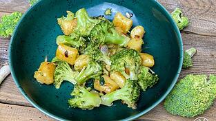 Die Brokkoli-Saison geht bis in den Oktober. Grund genug, sich die leckeren Brokkoli Gnocchi zuzubereiten.