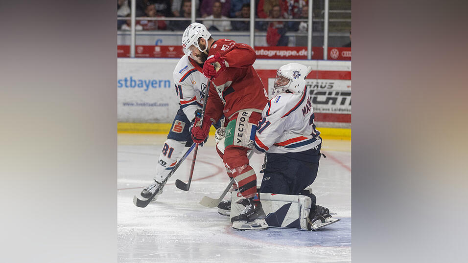 Die Eisb&auml;ren Regensburg (rote Trikots) haben am Sonntag zur&uuml;ckgebissen und die DEL2-Finalserie gegen die Kassel Huskies auf 1:1 ausgeglichen.