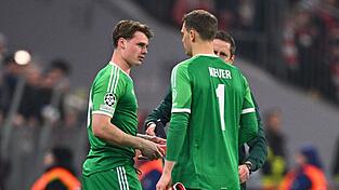 Jonas Urbig (l) gibt sein Debüt für den FC Bayern.