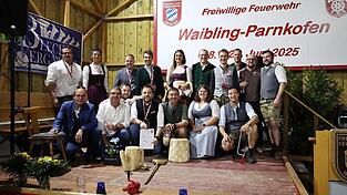 Der Festausschuss mit Festmutter Daniela Müller-Reichl, Festbraut Lisa Schott und Schirmherr Martin Hiergeist Der Festausschuss mit Festmutter Daniela Müller-Reichl, Festbraut Lisa Schott und Schirmherr Martin Hiergeist