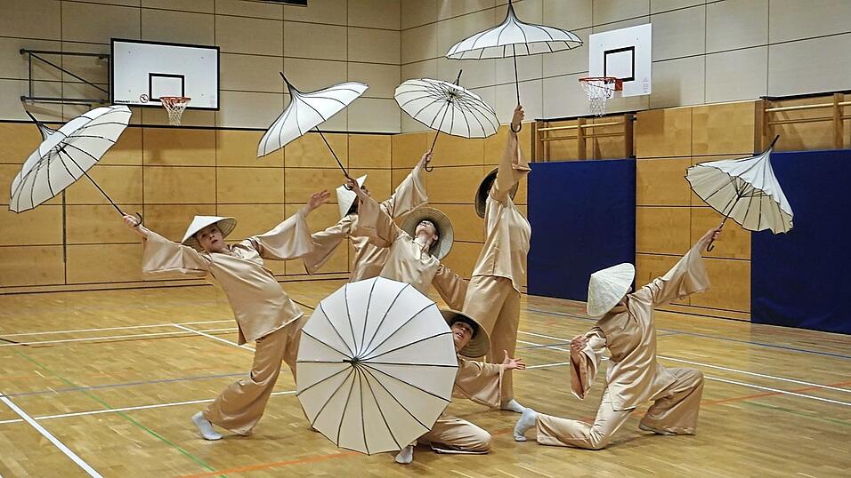 Ausschnitt aus einer Tanznummer. Das gesamte Ensemble trainiert hoch motiviert. Ausschnitt aus einer Tanznummer. Das gesamte Ensemble trainiert hoch motiviert.