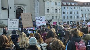 Mit selbstgebastelten Schildern versammelten sich die Menschen auf dem Neupfarrplatz, um gegen die K&uuml;rzungen der psychotherapeutischen Honorare zu demonstrieren.