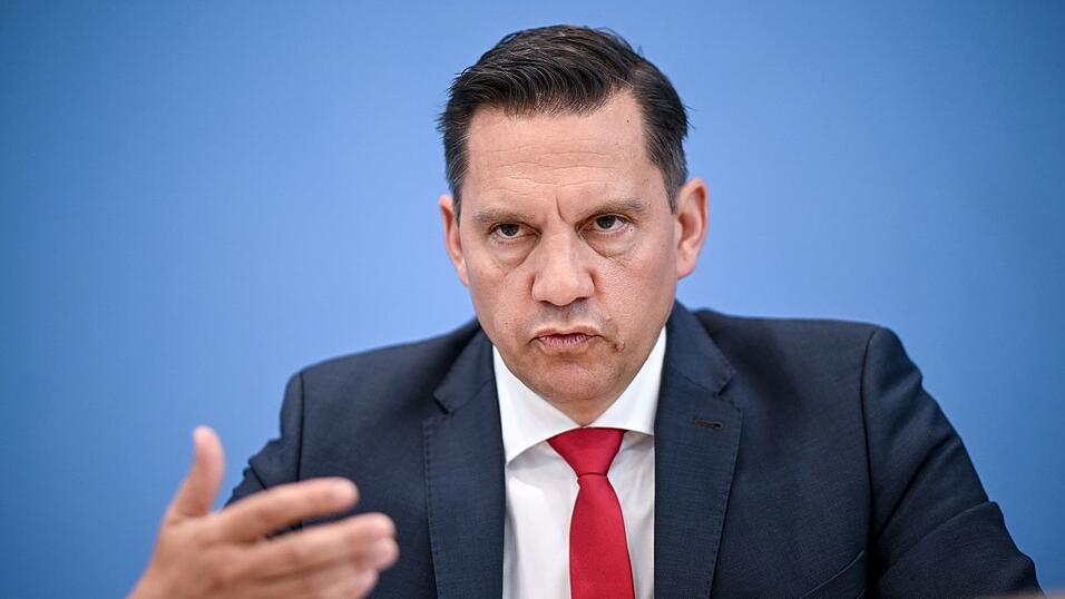 Eine Di&auml;tenerh&ouml;hung w&auml;re nach Ansicht des SPD-Abgeordneten Johannes Fechner das falsche politische Signal. (Archivbild)