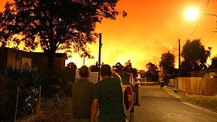 Der massive Waldbrand trifft die Region mitten in der Hochsaison. Der massive Waldbrand trifft die Region mitten in der Hochsaison.