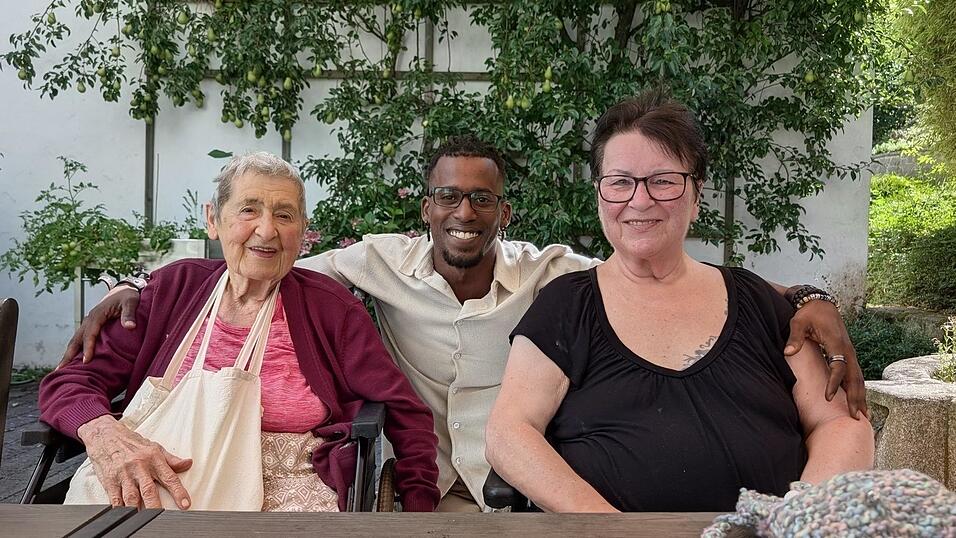 Auch diese drei verstehen sich gut: Leonardo Felix-Hernandez und die Heiliggeist-Bewohnerinnen Sophie Fraus (l.) und Irene Dietlmeier. Auch diese drei verstehen sich gut: Leonardo Felix-Hernandez und die Heiliggeist-Bewohnerinnen Sophie Fraus (l.) und Irene Dietlmeier.