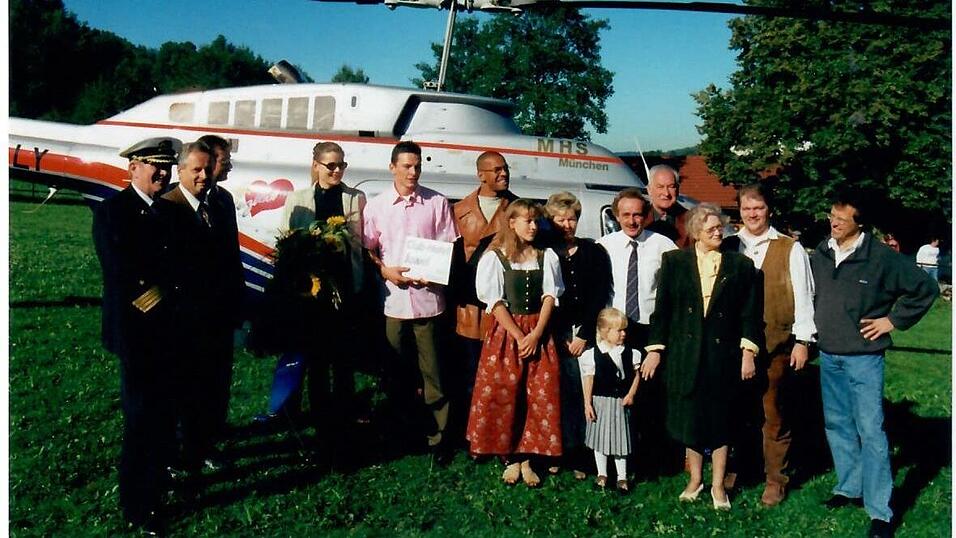 Gro&szlig;er Empfang in Miltach vor 20 Jahren (v.l.): Traumschiffkapit&auml;n Harry Biehl, B&uuml;rgermeister Gottfried Heigl, Direktor ,,Club Juwel'' Bad F&uuml;ssing, Karl Hagengruber, das Herzblattpaar Juttta und Markus, Moderator Pierre Geisensetter, Organisator Ludwig Zankl mit Familie, B&uuml;rgermeister Karl Trenner, Elisabeth und Wolfgang R&ouml;sch, Dr. Fritz Albrecht von ARA-Kunst.