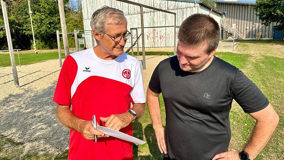 Erwin Lamecker (links) erklärt mir, was ich leisten muss, um ans Sportabzeichen zu kommen. Vor 20 Jahren gab's das letzte Gold für mich. Erwin Lamecker (links) erklärt mir, was ich leisten muss, um ans Sportabzeichen zu kommen. Vor 20 Jahren gab's das letzte Gold für mich.