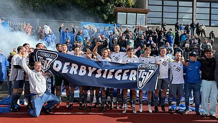 Rauchschwaden, Jubel, Emotionen: Mit ihren Fans feiern die Spieler des TSV Lindberg einen Derbyerfolg. Bei Duellen gegen Zwiesel fiebern sie zu Hunderten, ja Tausenden mit. 