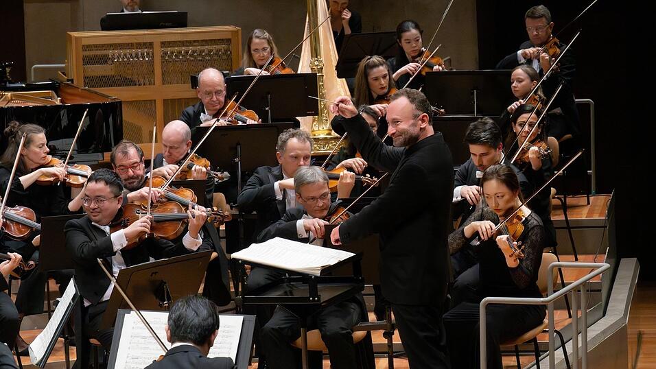 Kirill Petrenko dirigiert die Berliner Philharmoniker beim Silvesterkonzert 2025, das wieder im Roxy Kino in Abensberg live übertragen wird. Kirill Petrenko dirigiert die Berliner Philharmoniker beim Silvesterkonzert 2025, das wieder im Roxy Kino in Abensberg live übertragen wird.