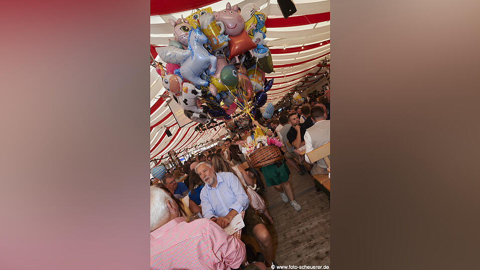 Die Partybilder vom Mittwoch, 12. August, aus dem Festzelt Lechner. Die Partybilder vom Mittwoch, 12. August, aus dem Festzelt Lechner.
