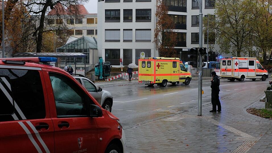 Wegen einer Bombendrohung ist derzeit das Gebiet um die Berufsschule in der Pestalozzistraße in Straubing gesperrt.