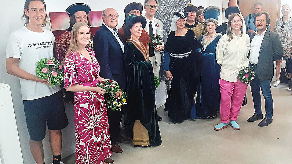 Die Darsteller des Brautpaars, Luis Truhlar und Katharina Mottinger (beide links), waren im Gegensatz zum 'Polnischen Adel' in sommerlichem Zivil zur Vernissage gekommen. Stadtrat Ludwig Zellner (Vierter von rechts) hielt ebenso ein Gru&szlig;wort wie Generalkonsul Jan Malkiewicz (Mitte, im grauen Anzug). Rechts im Bild die K&uuml;nstlerin Kinga Popiela und Galerist J&ouml;rg Ludwig.