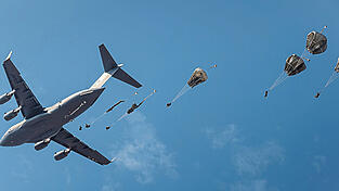 Ein C-17-Transportflugzeug der US-Airforce spuckt Fallschirmspringer aus. Die Soldaten der 173. Airborne-Brigade landen kurz darauf auf Feldern zwischen Höchensee und Eglsee. Ein C-17-Transportflugzeug der US-Airforce spuckt Fallschirmspringer aus. Die Soldaten der 173. Airborne-Brigade landen kurz darauf auf Feldern zwischen Höchensee und Eglsee.