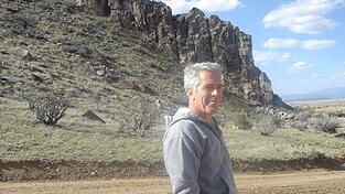 Jeffrey Epstein steht im Zentrum eines Skandals, der weite Kreise nicht nur in die US-amerikanische Politik und High Society zieht.