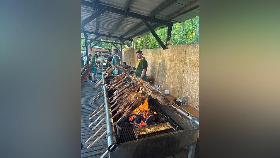 Ein Bild, wie es sich auch diesen Karfreitag wieder bieten wird. Auf diesem Archivfoto sind gerade zwei Gew&auml;sserwarte und ein Kassier im Einsatz am Grillstand.