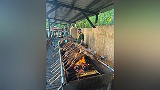 Ein Bild, wie es sich auch diesen Karfreitag wieder bieten wird. Auf diesem Archivfoto sind gerade zwei Gew&auml;sserwarte und ein Kassier im Einsatz am Grillstand.