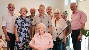 Viele Glückwünsche von vielen Gratulanten gab es zum Jubeltag für Maria Schmerbeck (sitzend, vorne). Viele Glückwünsche von vielen Gratulanten gab es zum Jubeltag für Maria Schmerbeck (sitzend, vorne).
