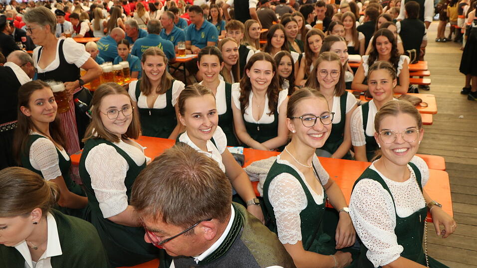 Eine gute Stimmung herrschte bei den Besuchern im Festzelt. Eine gute Stimmung herrschte bei den Besuchern im Festzelt.