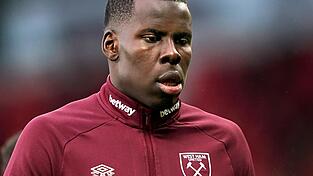 Kurt Zouma von West Ham United wärmt sich vor dem Start des Fußballspiels der englischen Premier League zwischen Manchester United und West Ham United in Old Trafford auf. Kurt Zouma von West Ham United wärmt sich vor dem Start des Fußballspiels der englischen Premier League zwischen Manchester United und West Ham United in Old Trafford auf.