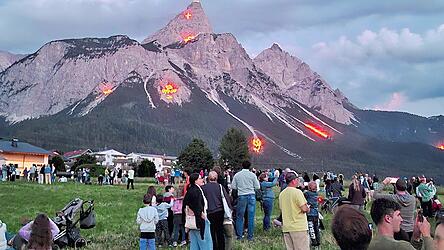 Vom Ehrwalder Moos aus sieht man die Bergfeuer der umliegenden Berge. Das Schauspiel zieht jedes Jahr Tausende Besucher an. Vom Ehrwalder Moos aus sieht man die Bergfeuer der umliegenden Berge. Das Schauspiel zieht jedes Jahr Tausende Besucher an.