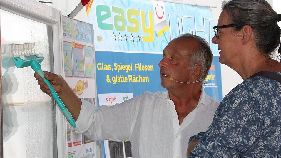 Genau so bedient man den Fensterwischer, und zwar mit umgebogener Silikonlippe - Karl Göttler zeigt es einer Besucherin. Genau so bedient man den Fensterwischer, und zwar mit umgebogener Silikonlippe - Karl Göttler zeigt es einer Besucherin.