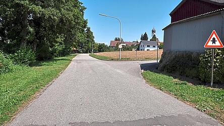 Die Kitzenhofener Straße soll in diesem Bereich ausgebaut werden. Die Kitzenhofener Straße soll in diesem Bereich ausgebaut werden.
