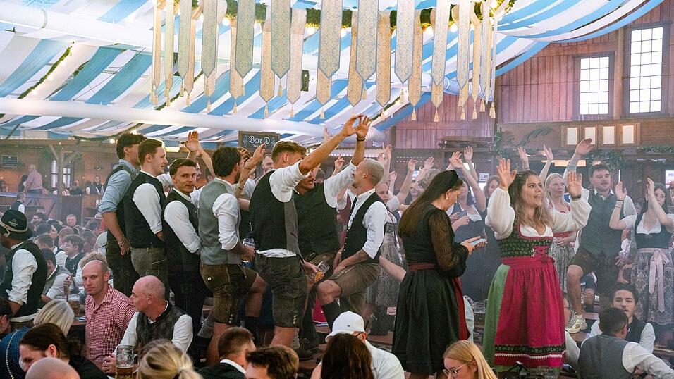 Die Partybilder vom Montag, 17. August, aus dem Festzelt Wenisch. Die Partybilder vom Montag, 17. August, aus dem Festzelt Wenisch.