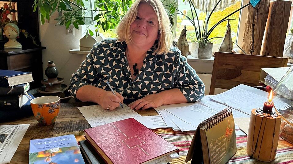 Petra Neubauer hat eine Ausbildung zur ehrenamtlichen Leiterin von katholischen Trauerfeiern absolviert. Petra Neubauer hat eine Ausbildung zur ehrenamtlichen Leiterin von katholischen Trauerfeiern absolviert.