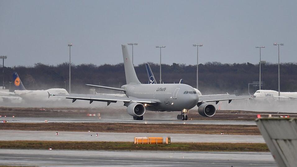 Der Airbus A310 'Kurt Schumacher' der Bundeswehr und eine Maschine der Bundesrepublik Deutschland kommen auf dem Flughafen Frankfurt am Main an.