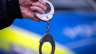 Nach dem Angriff auf seinen Gesch&auml;ftspartner wird ein 23-J&auml;hriger im Zug festgenommen. (Symbolbild)