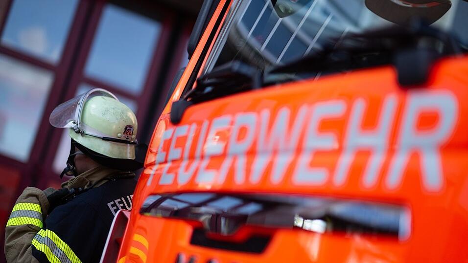 Die Polizei ermittelt zur Ursache des Feuers. (Symbolbild) Die Polizei ermittelt zur Ursache des Feuers. (Symbolbild)